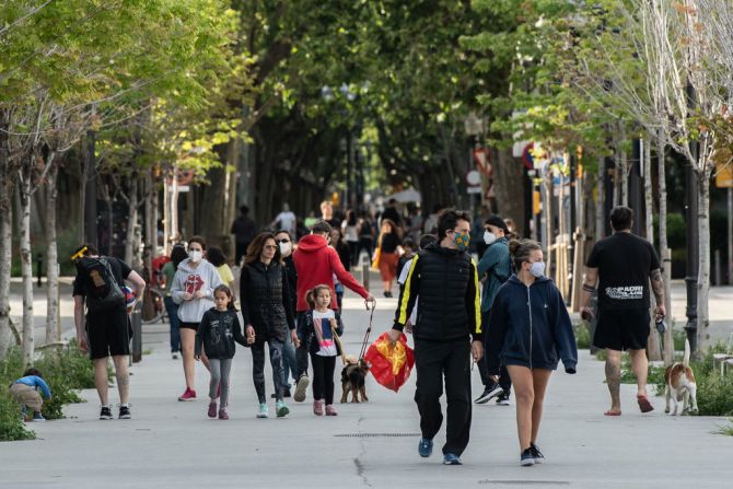 Niños y padres caminan por La Rambla del Poblenou, en Barcelona.