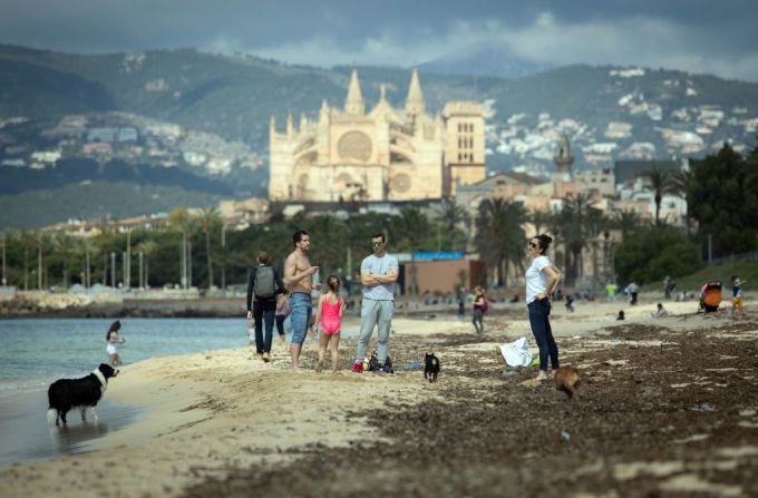 Familias acompañan a los niños en la playa Can Pere Antoni Beach en Palma de Mallorca.