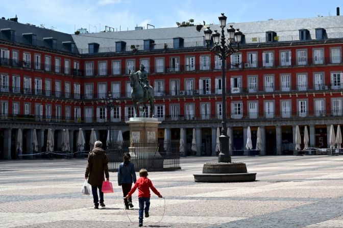 Una familia camina por la Plaza Mayor en Madrid.