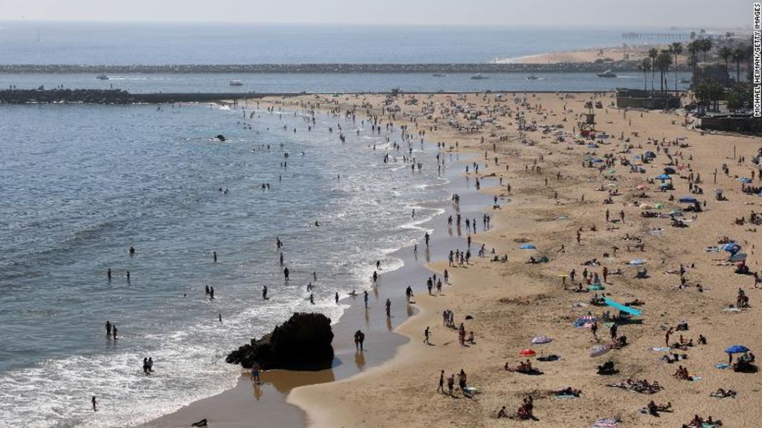 Así se veía la playa estatal Corona del Mar, el 25 de abril de 2020, en Newport Beach, California.