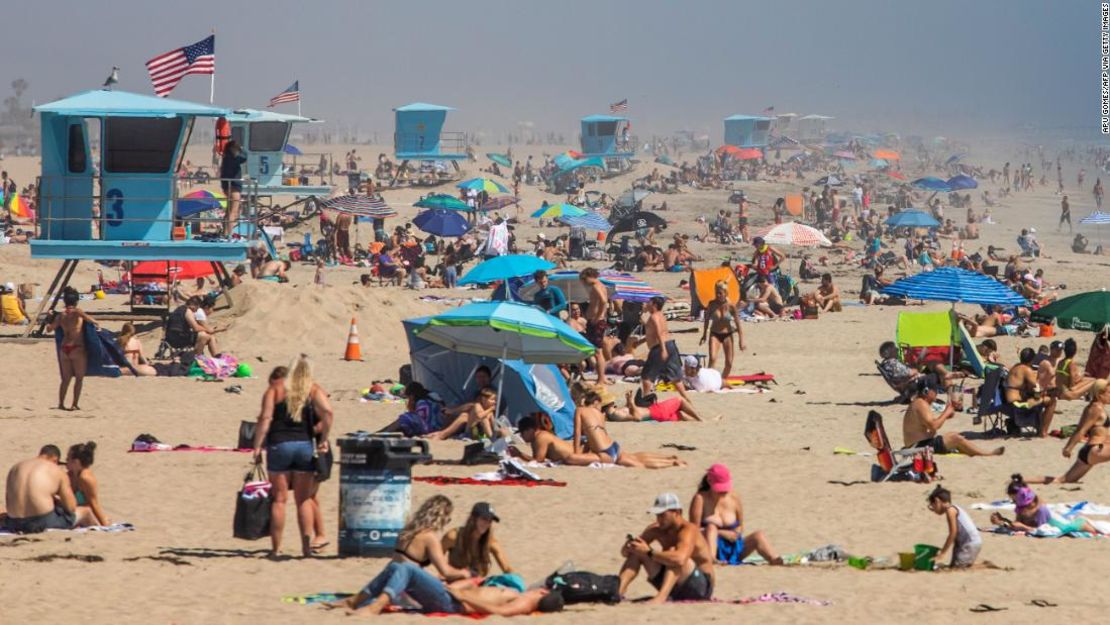 La gente disfruta de la playa en medio de la pandemia de coronavirus en Huntington Beach, California, el 25 de abril de 2020.