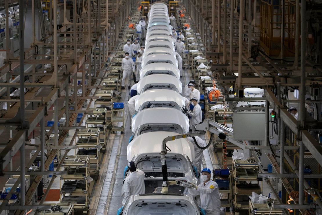 Los trabajadores ensamblan autos en una fábrica de Dongfeng Honda en Wuhan, China, el 8 de abril, en esta imagen de archivo.