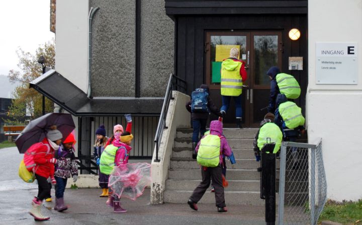 Un grupo de alumnos entra a la escuela Levre en Baerum, al oeste de Oslo, Noruega, a medida que los colegios reabrieron el 27 de abril para los estudiantes de 6 a 10 años tras 6 semanas de confinamiento.