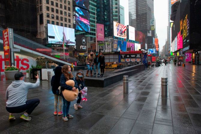 Una familia visita Times Square en medio de la pandemia de coronavirus el 26 de abril. Nueva York podría reabrir los sectores de manufactura y construcción después del 15 de mayo.