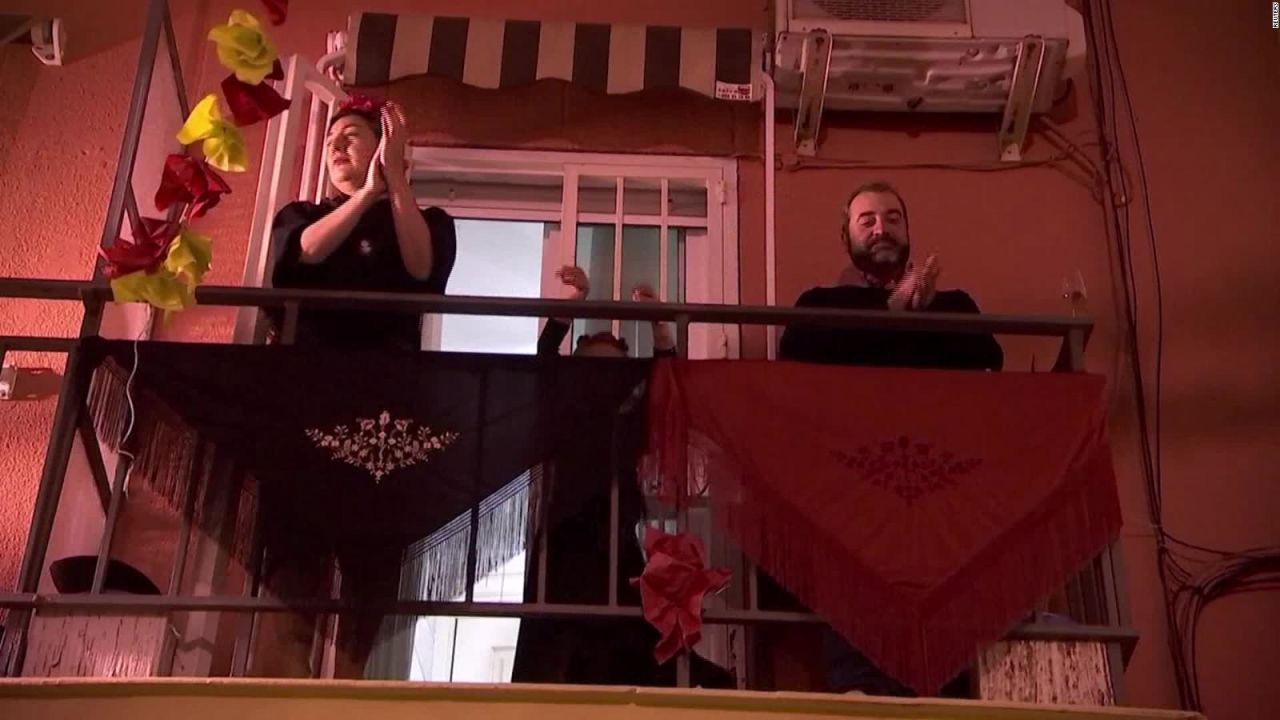 CNNE 817587 - sevilla celebra la feria de abril desde los balcones