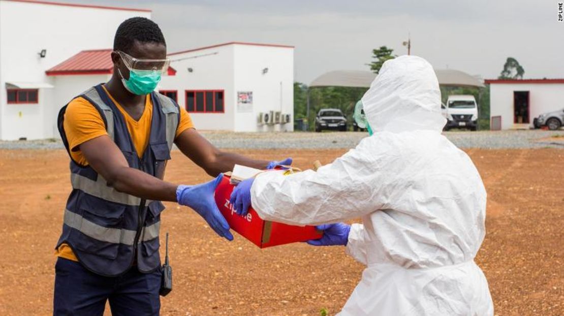 En Ghana, un operador de cumplimiento médico entrega muestras de Covid-19 para su entrega.