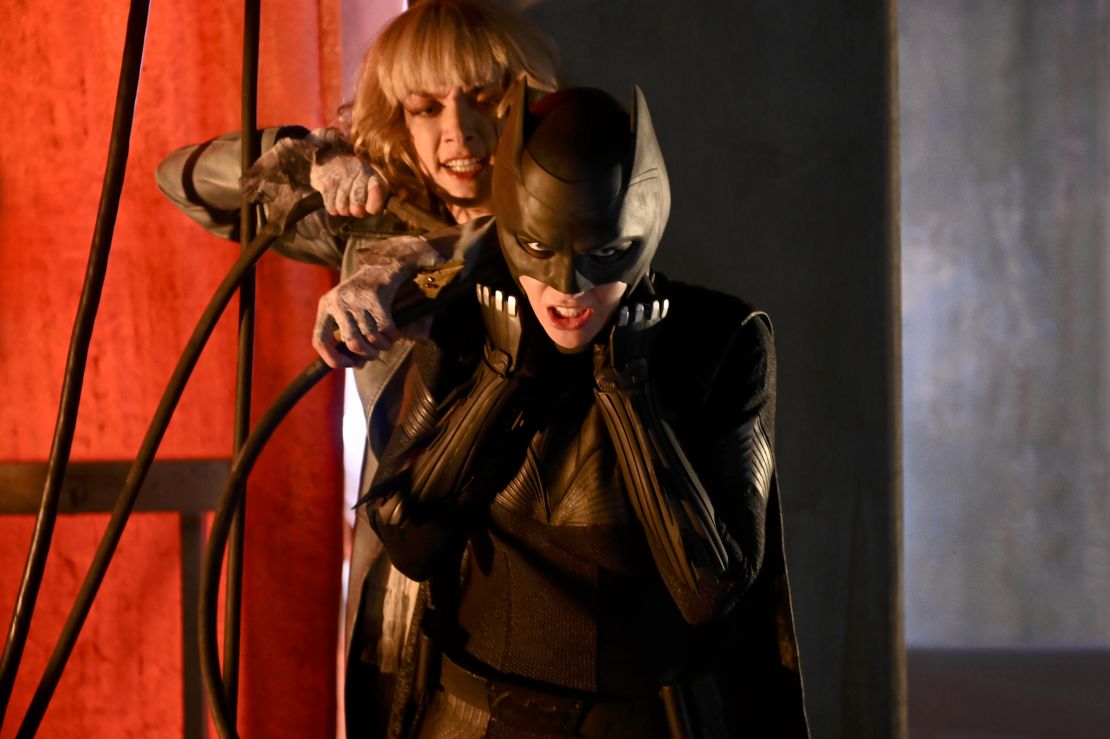 Rachel Skarsten da vida a Alice y Ruby Rose personifica a Kate Kane/Batwoman