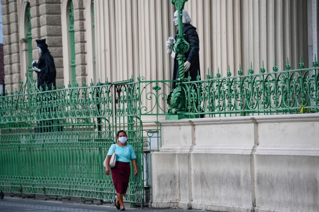 Una mujer camina en el centro de San Salvador, El Salvador, dentro del perímetro sanitario establecidopor el gobierno.