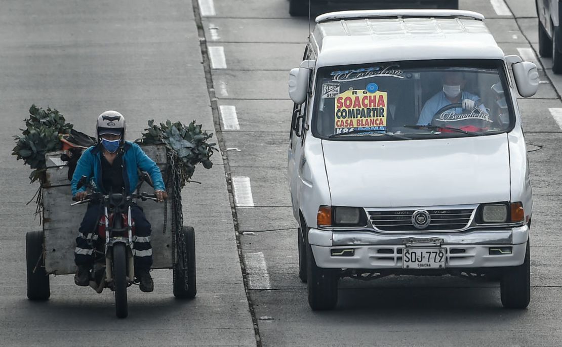 Conductores usan tapabocas en Bogotá,Colombia.