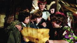 CNNE 818948 - los "goonies" y steven spielberg, reunidos a la distancia