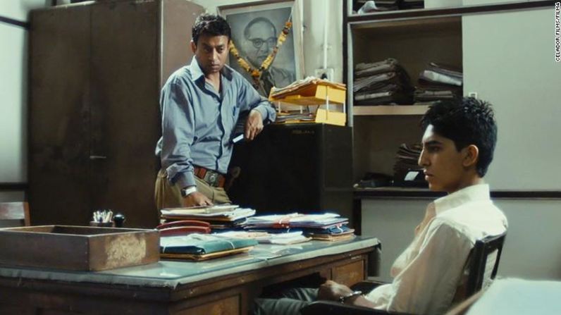 "Slumdog Millionaire"​ (2008) – Esta cinta se desarrolla en una serie de conmovedoras escenas retrospectivas, y Khan interpreta al inspector de policía que nos sigue trayendo de vuelta a la actualidad. Esta película lo presentó al público occidental de una gran manera.