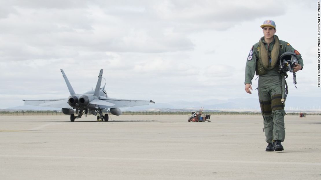 El piloto Maverick Viñales cambia su motocicleta por un avión en esta sesión de fotos para parecerse a su homónimo de "Top Gun".