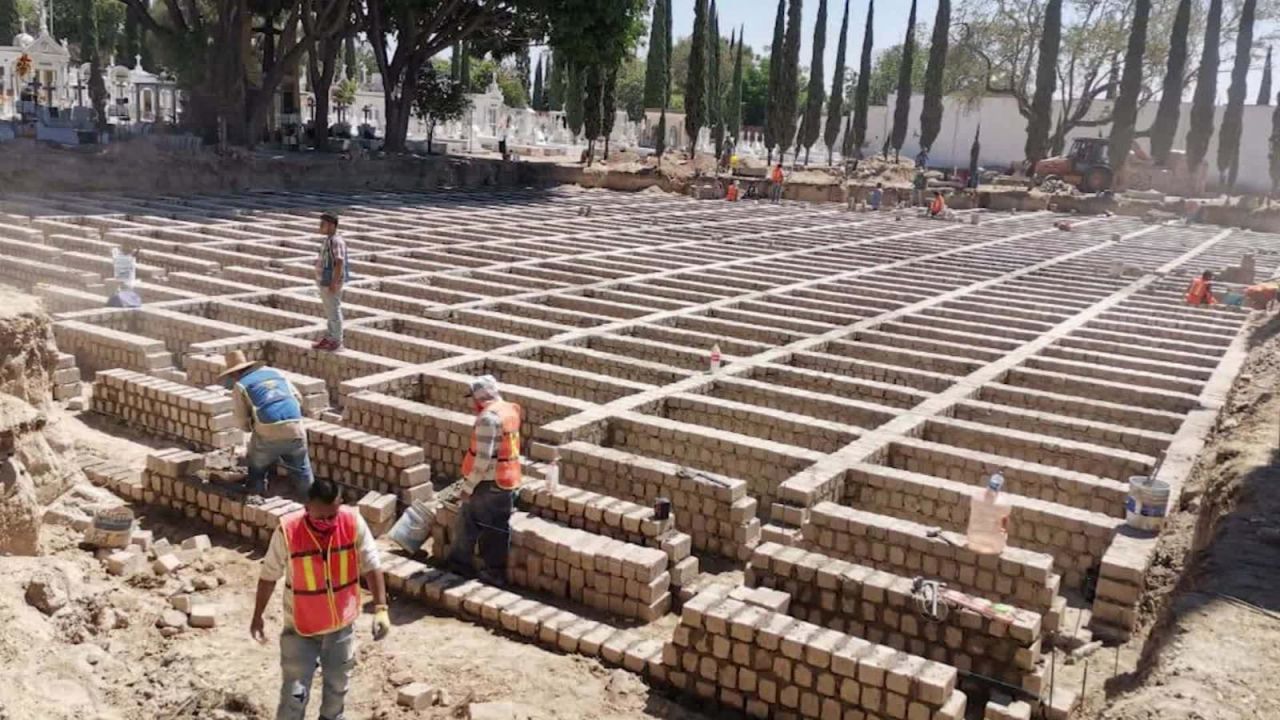 CNNE 820057 - preparan fosas en mexico para muertos por covid-19