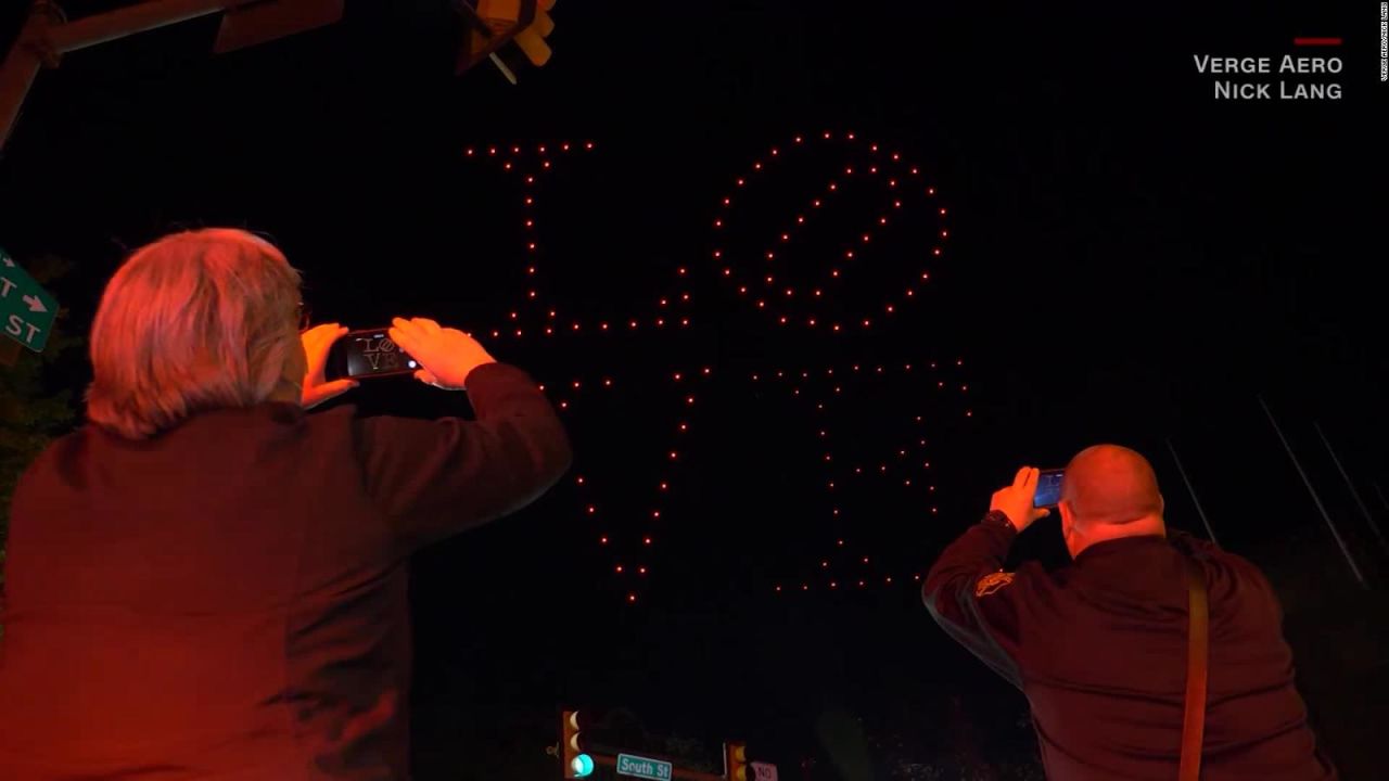 CNNE 820242 - el luminoso homenaje con drones para trabajadores de la salud