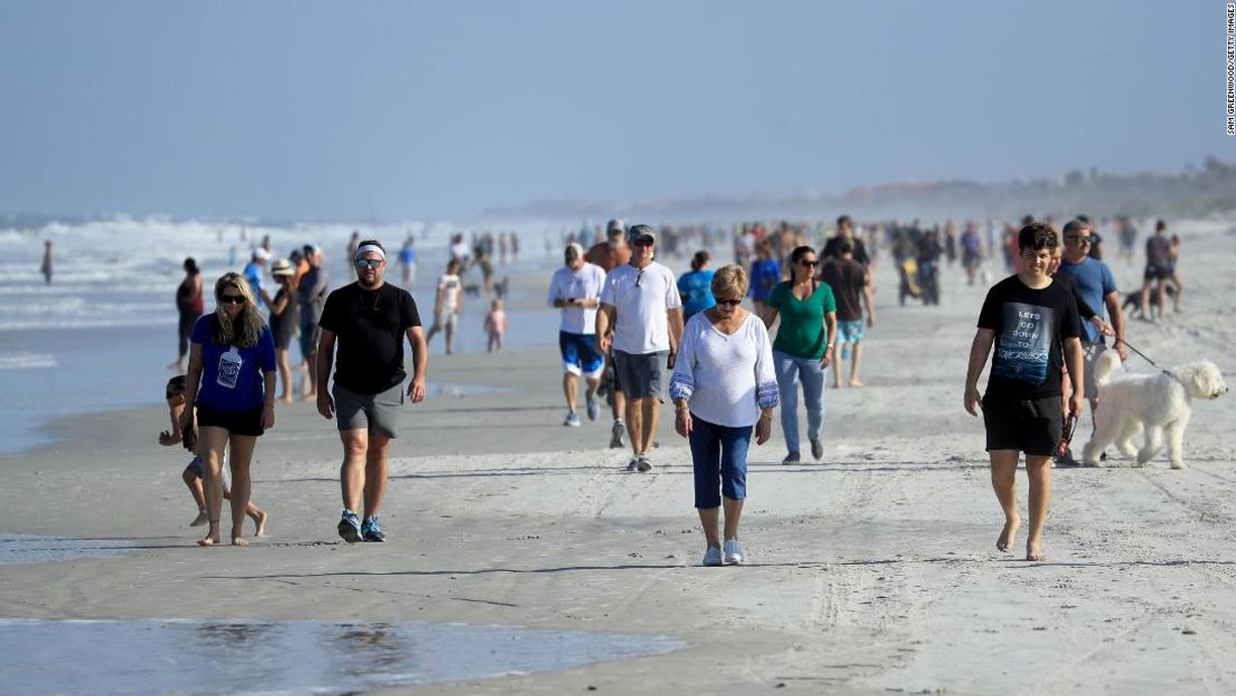 Personas en Jacksonville, Florida, disfrutan de la playa en manada el 17 de abril, luego de que fuera abierta al público. Las actividades están limitadas a caminar, correr, montar en bicicleta y pescar.