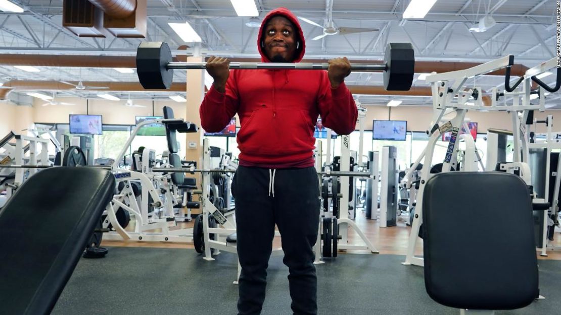 Un hombre, que se encuentra solo con otra persona en el gimnasio, levanta pesas en Lilburn, Georgia, el 24 de abril.