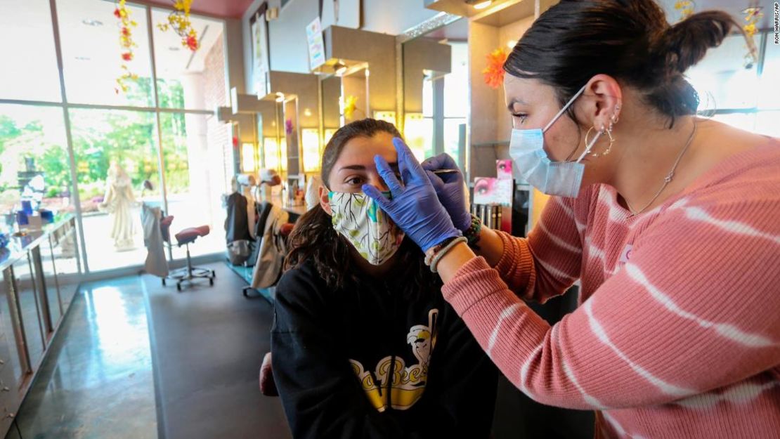 Una cliente se depila las cejas con cera en un salón de belleza en Marietta, Georgia, el 24 de abril. El lugar había estado cerrado durante más de un mes durante la pandemia.