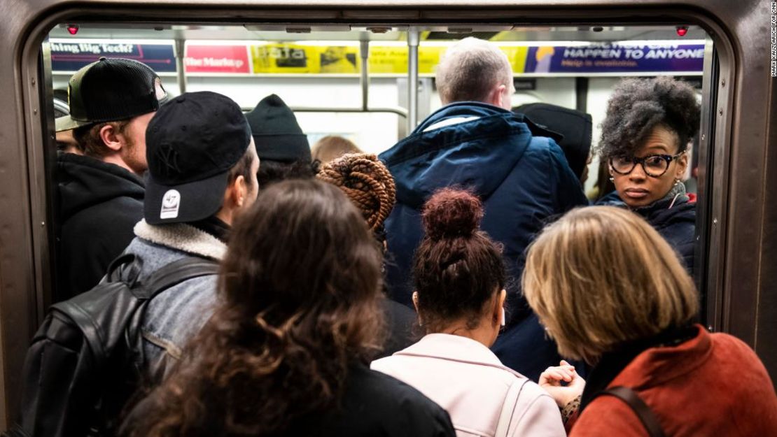 Varias personas empujan para abordar un tren atestado en el sistema de metro de la ciudad de Nueva York el 5 de marzo, antes de que el coronavirus fuera declarado pandemia.