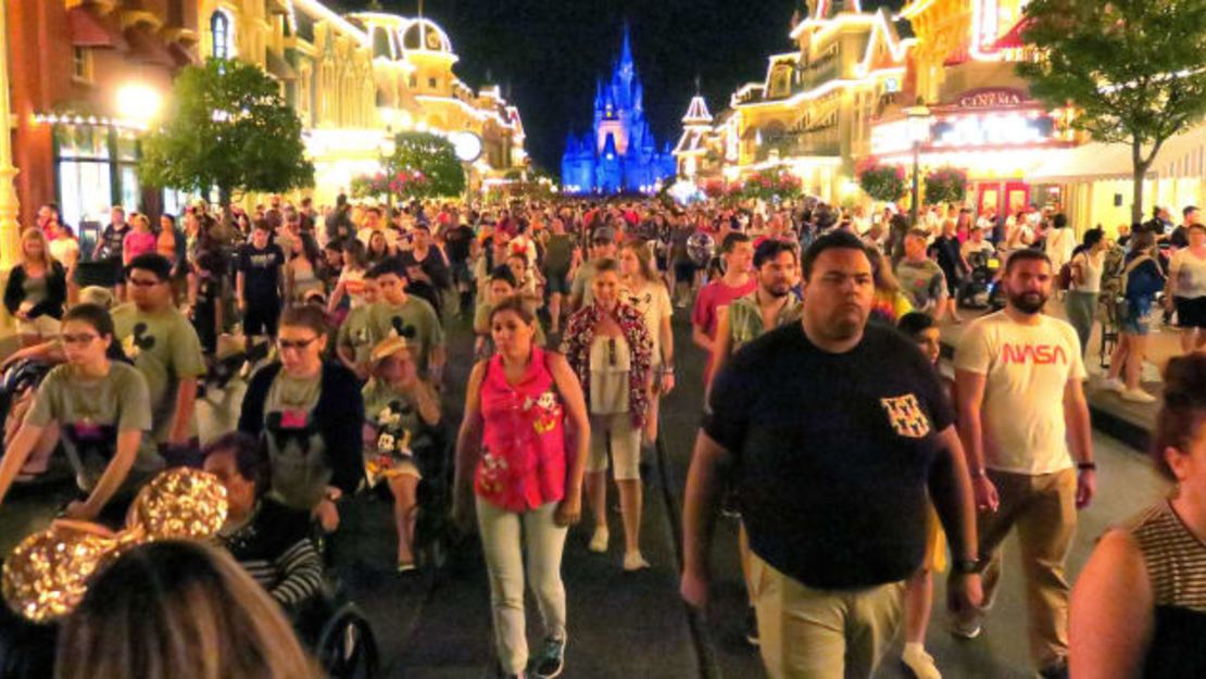 Los huéspedes abandonan el Magic Kingdom en Walt Disney World en los últimos minutos antes de que el parque cierre el domingo 15 de marzo por la noche. Lo que sea que el futuro traiga a una visita a Disney, no se verá así. Joe Burbank / Orlando Sentinel / Tribune News Service a través de Getty Images