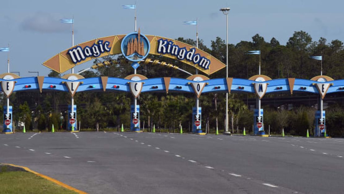 Así se veía la entrada al Magic Kingdom en Disney World el primer día de cierre (16 de marzo) cuando los parques temáticos en el área de Orlando suspenden sus operaciones. Paul Hennessy / SOPA Images / LightRocket a través de Getty Images