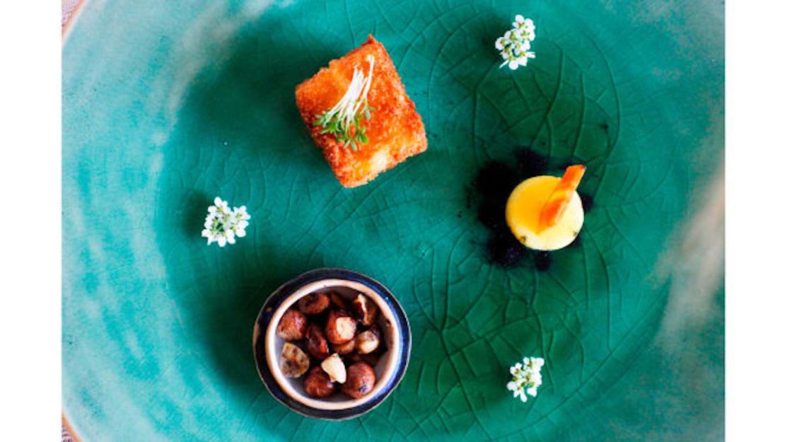 Para comenzar, habrá croquetas de patata al estilo sueco, smetana (un tipo de crema agria), caviar de algas y acedera de madera.