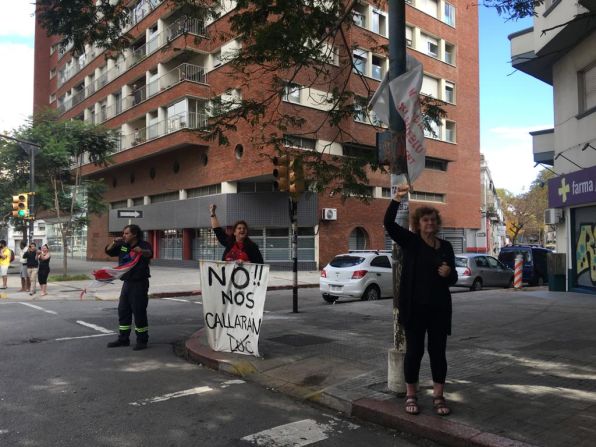 Grupos de de trabajadores desfilaron este viernes por distintas calles de Montevideo, en un 1 de mayo inusual, que no tuvo el tradicional acto con discursos, ni tendrá la tradicional cadena nacional, que en esta ocasión el gobierno de Luis Lacalle Pou no autorizó.