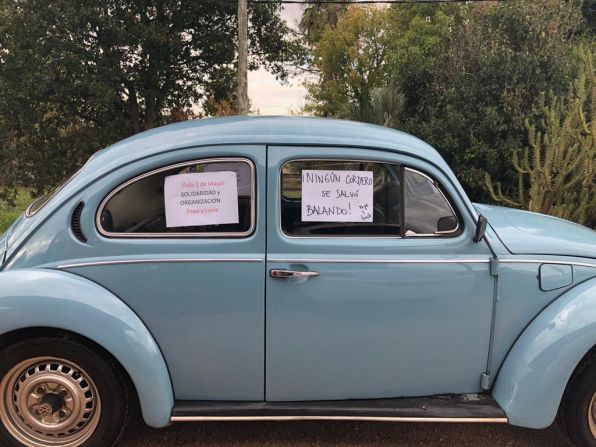 Entre los vehículos presentes, estuvo el conocido Volkswagen fusca azul del expresidente José Mujica, con un cartel que rezaba: “Ningún cordero se salvó balando. Pepe y Lucía”.