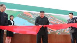 KCNA publicó una captura de video que dice mostrar a Kim Jong Un en la ceremonia de corte de cinta tras la construcción de una fábrica. CNN no puede confirmar independientemente la foto o la fecha en que se tomó.