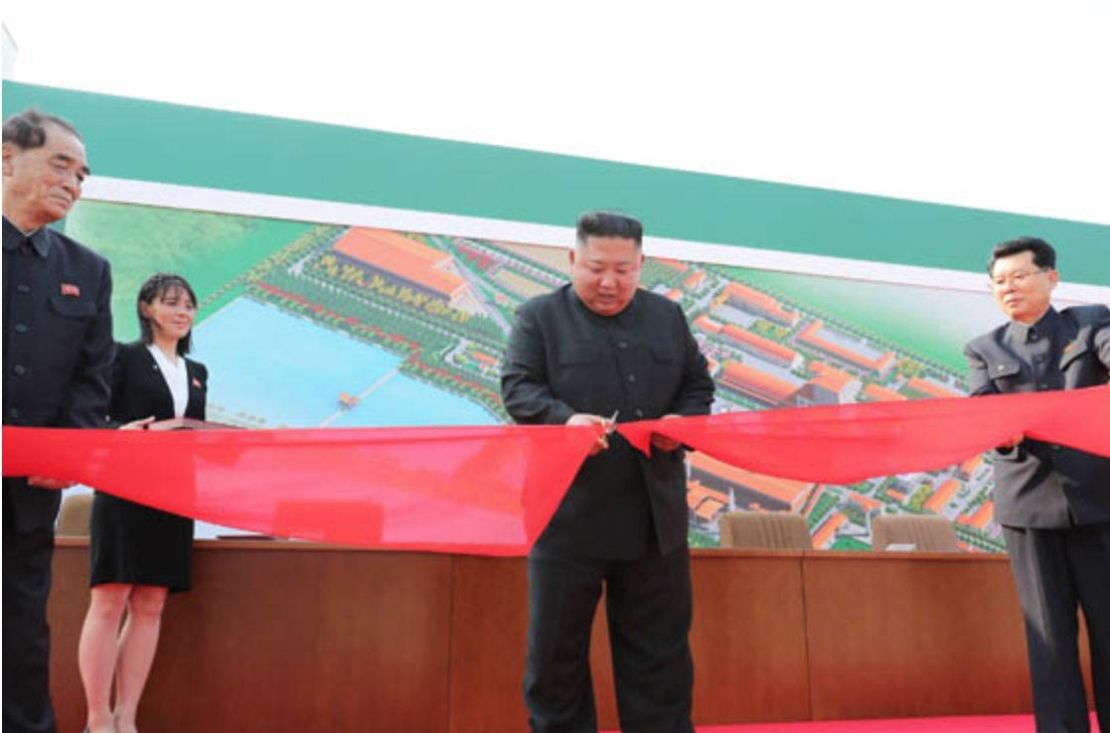 KCNA publicó una captura de video que dice mostrar a Kim Jong Un en la ceremonia de corte de cinta tras la construcción de una fábrica. CNN no puede confirmar independientemente la foto o la fecha en que se tomó.