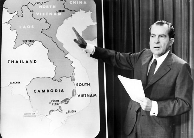 El presidente Richard Nixon se dirige a la nación en abril de 1970 para explicar la expansión de la Guerra de Vietnam en Camboya. Los activistas contra la guerra vieron esto como una traición, pues había prometido poner fin a la guerra cuando fue elegido. Archivos Nacionales / Getty Images