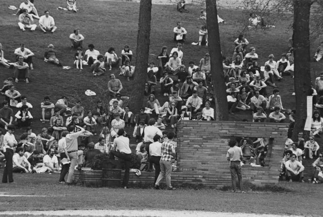 El viernes 1 de mayo de 1970, los estudiantes de Kent State realizan una protesta en el campus, la primera de varias.