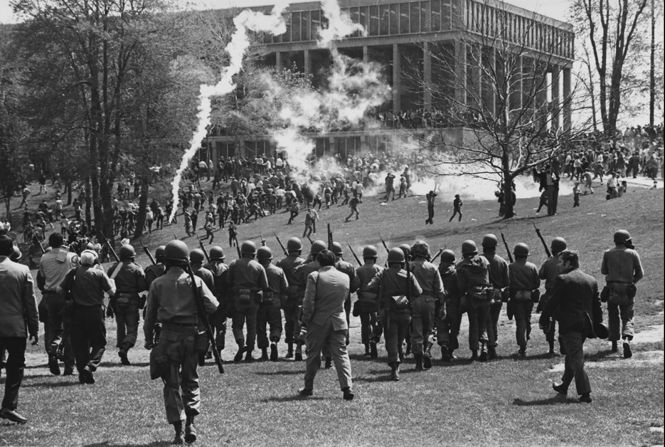 La Guardia Nacional dispersa una concentración programada para el mediodía del 4 de mayo de 1970. Los guardias disparan gases lacrimógenos contra los estudiantes. Los agentes estaban armados, pero muchos estudiantes dijeron que creían que sus armas no estaban cargadas con munición real.
