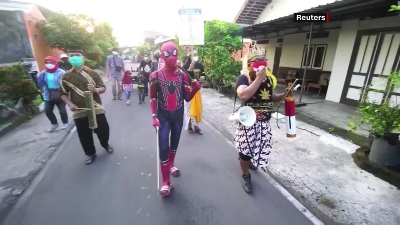 CNNE 822079 - indonesia- un 'spiderman' que lucha contra el covid-19