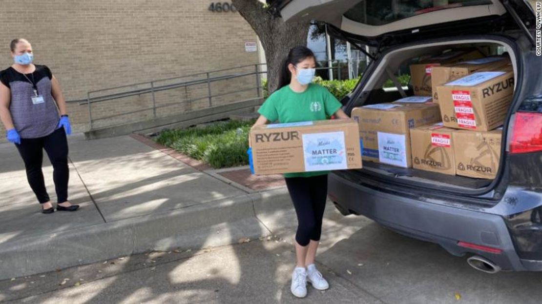 Xu descarga cajas de máscaras que pagó con fondos recaudados a través de una campaña en línea.