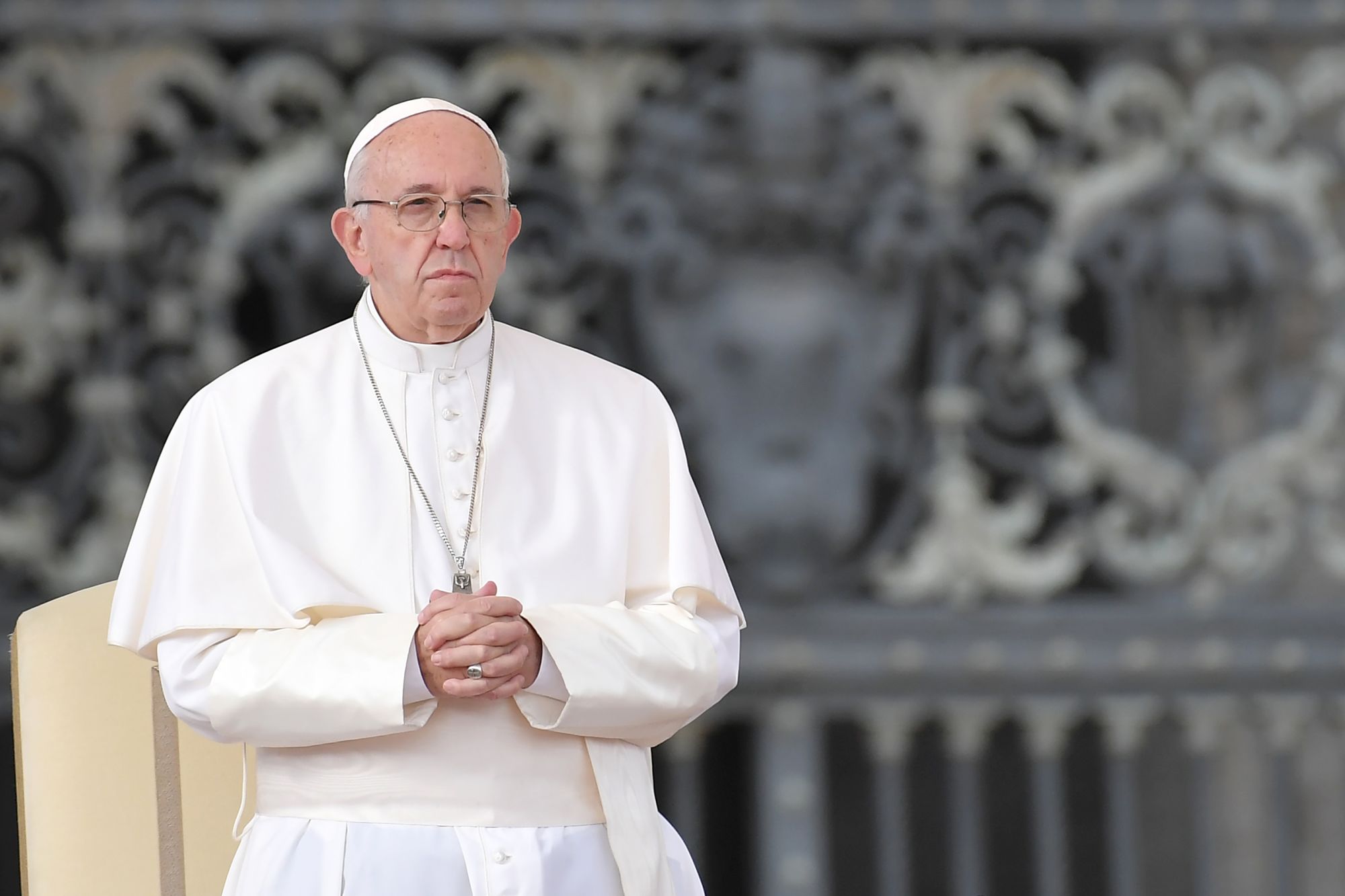 CNNE 822232 - 5 cosas para hoy- papa rinde homenaje a medicos y sacerdotes