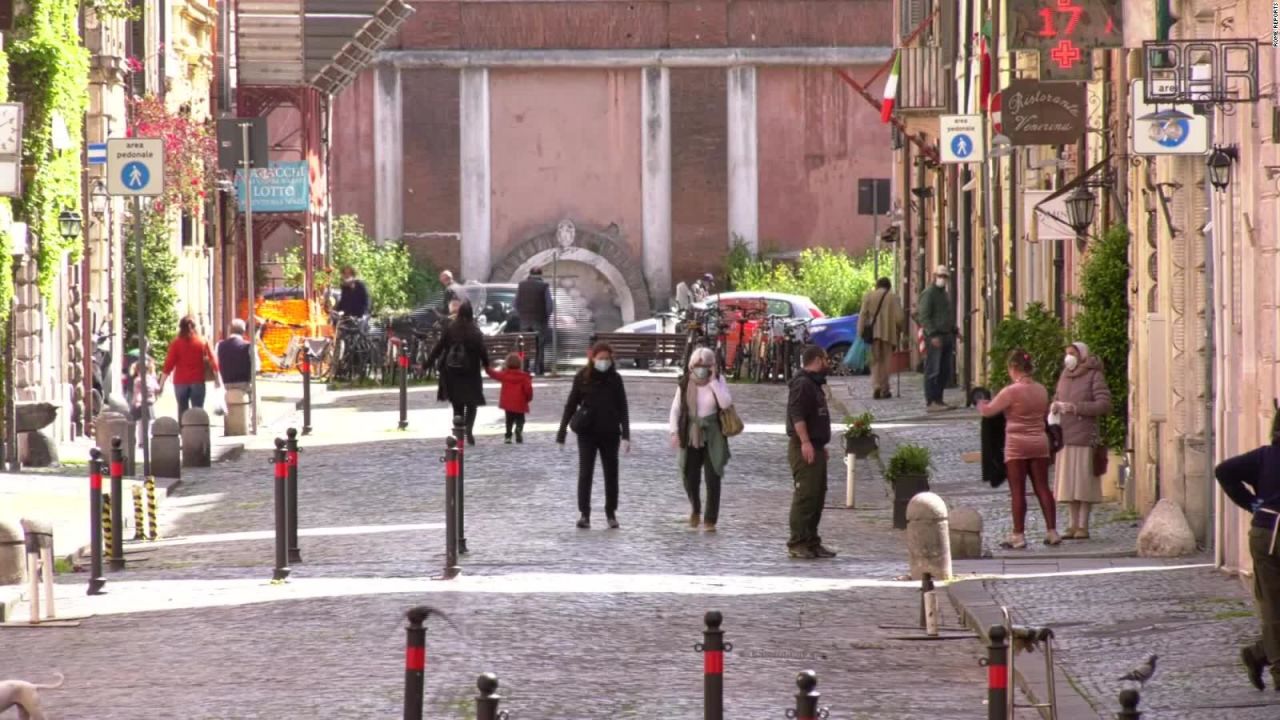 CNNE 822918 - italianos vuelven a las calles tras semanas en cuarentena