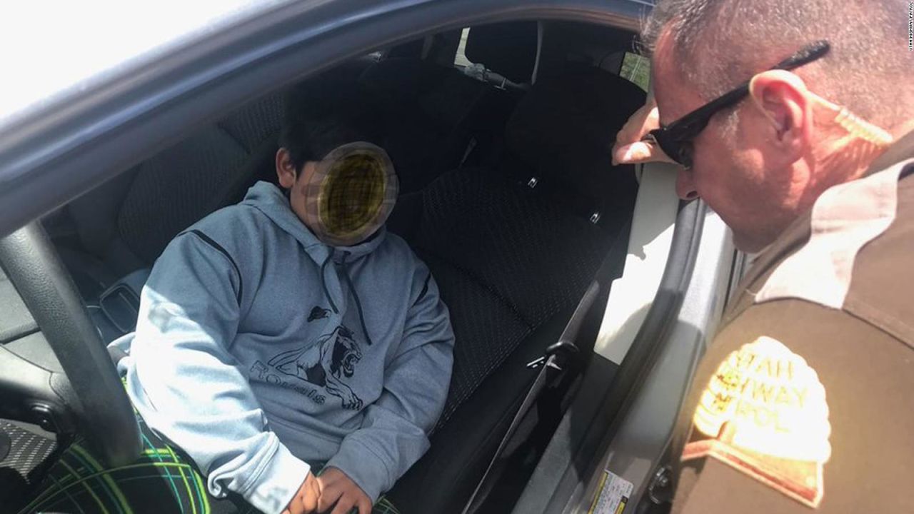 CNNE 823047 - policia detiene a un nino de 5 anos conduciendo