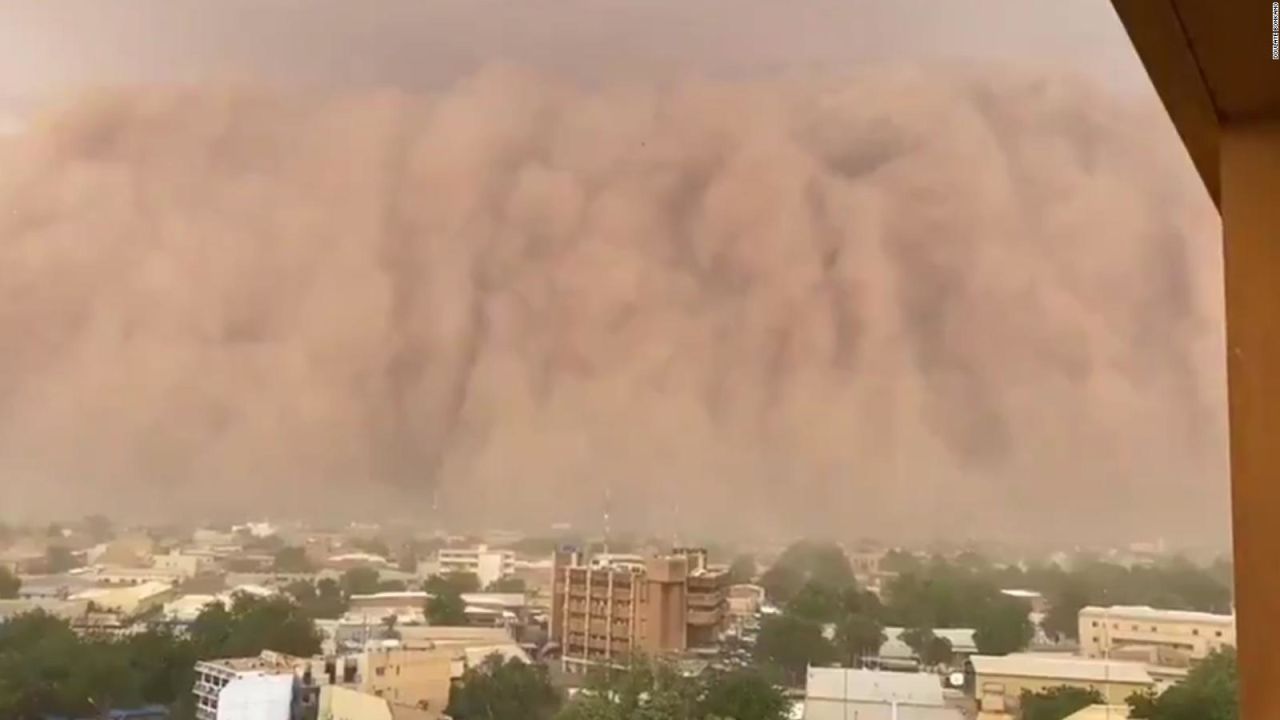 CNNE 823918 - tormenta de polvo gigantesca cubre la capital de niger