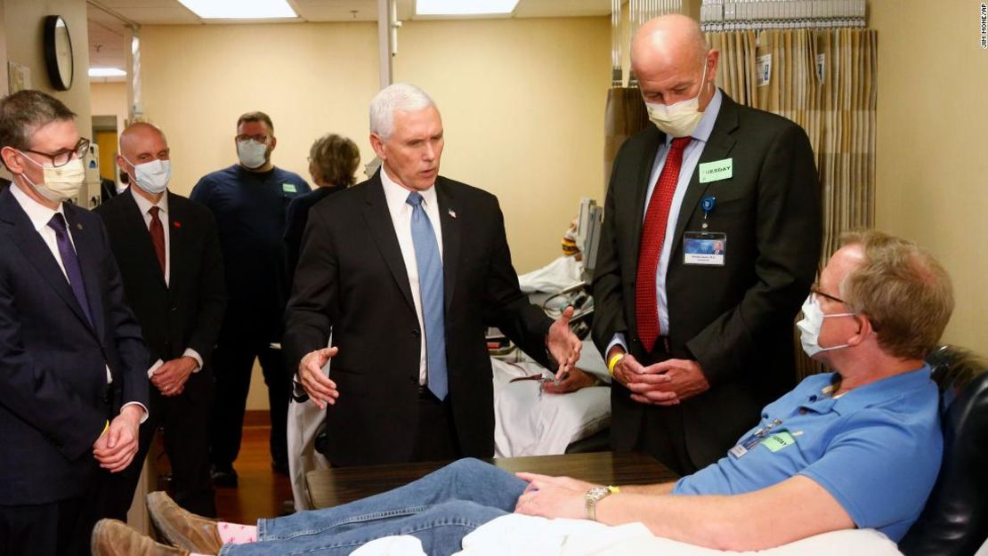 El vicepresidente Mike Pence visitó la Clínica Mayo el 28 de abril sin utilizar una máscara, quebrantando las reglas del centro de atención médica. Más tarde dijo que debería haberse puesto una.