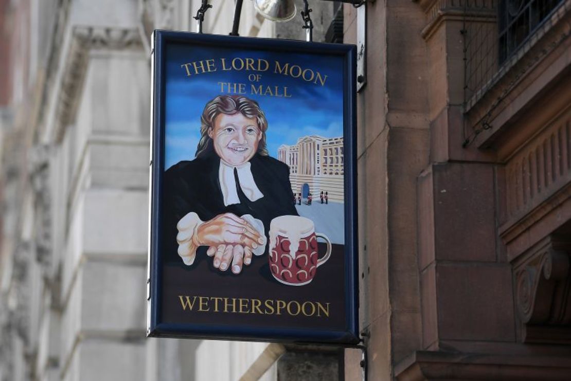 Un pub Wetherspoon (ahora cerrado) que tiene la cara del fundador de la cadena, Tim Martin, en su cartel.