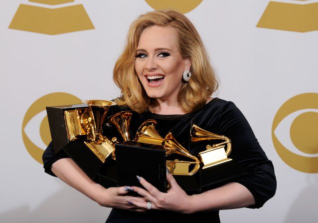 Con sus galardones en los Grammy de 2012.