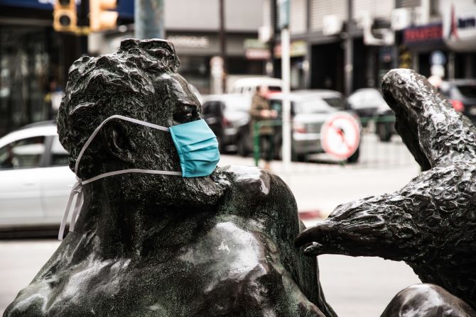 Algunos de los monumentos más conocidos de Montevideo lucen barbijos como forma de concientizar a la población.