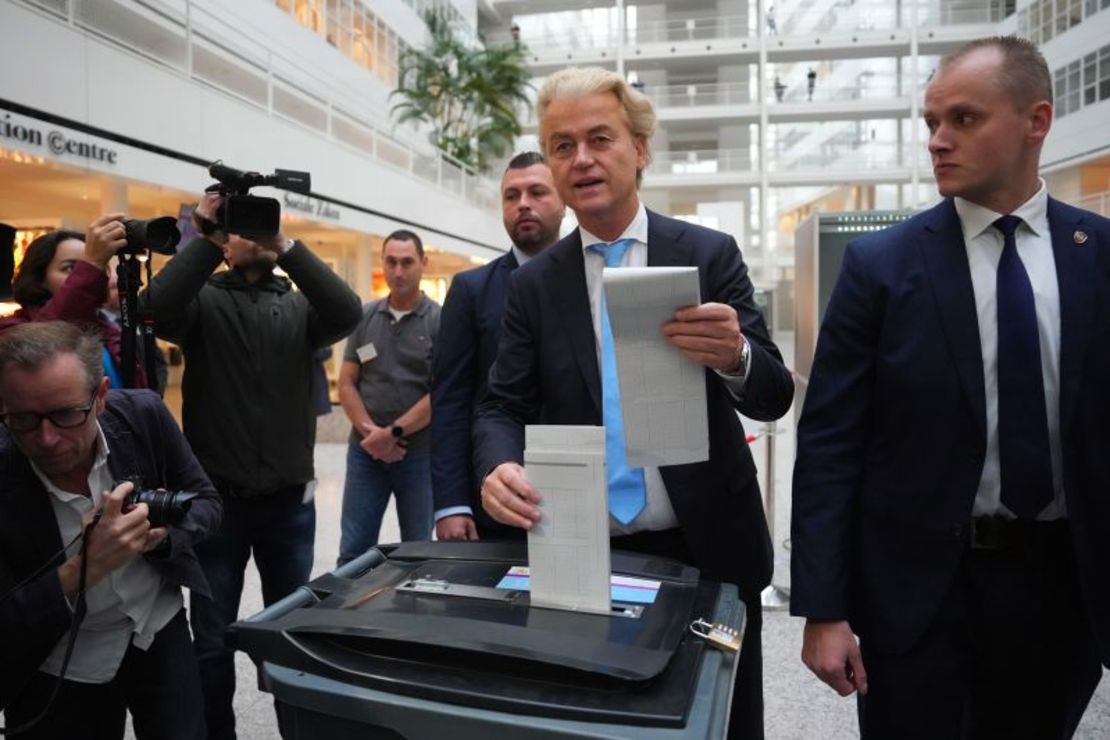 Wilders (centro) deposita su voto en las elecciones generales holandesas del miércoles.