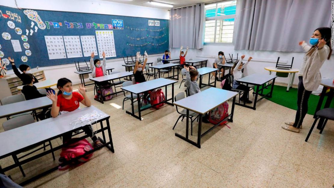 Una profesora da la bienvenida a los estudiantes en una escuela de Israel.