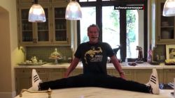 CNNE 825007 - arnold schwarzenegger presume su gran flexibilidad