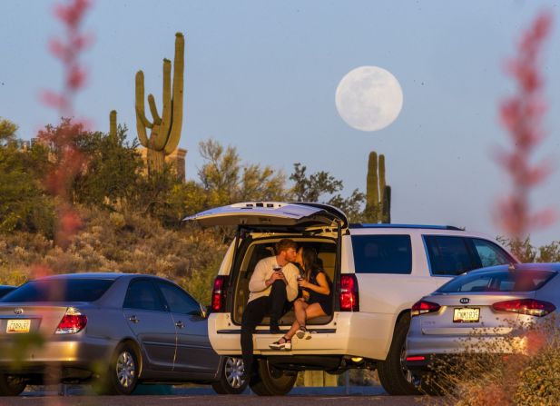 Clint y Kaylee Frazier disfruta de la puesta del sol mientras la luna se eleva sobre Fountain Hill, Arizona, el miércoles 6 de mayo. La luna de flores se puede atribuir a la forma en que los nativos americanos rastrearon las estaciones, según el Almanaque del Viejo Granjero. Michael Chow / The Republic / USA TODAY Network / Reuters