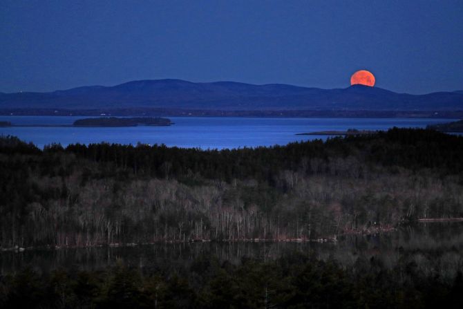 Ha habido tres superlunas esta primavera. Esta sería visible en todo el mundo durante la mañana del 8 de mayo. En la imagen, la luna se asoma detrás de Camden Hills en Camden, Maine. Robert F. Bukaty / AP