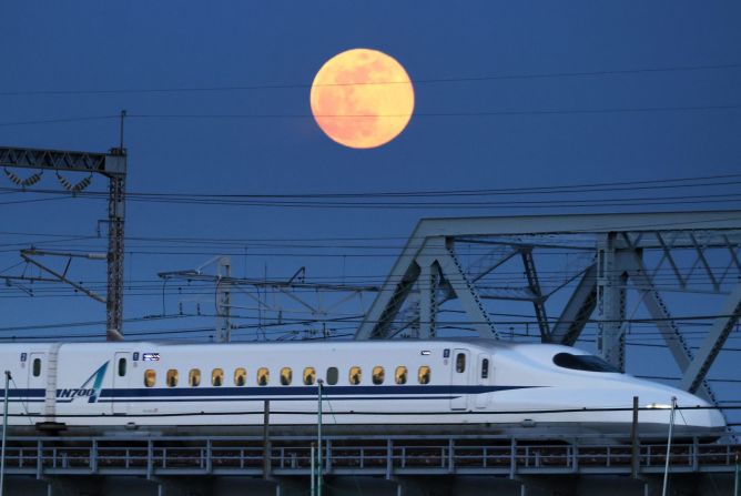 La luna se ve sobre un tren bala en Tokio el 7 de mayo. Yoshio Tsunoda / AFLO / Reuters