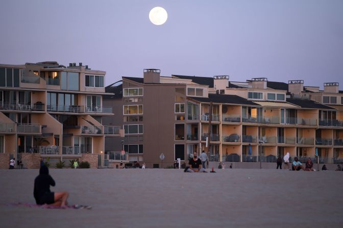 La luna sale sobre las casas en Venice Beach, California, el 6 de mayo. Amanda Edwards / Getty Images