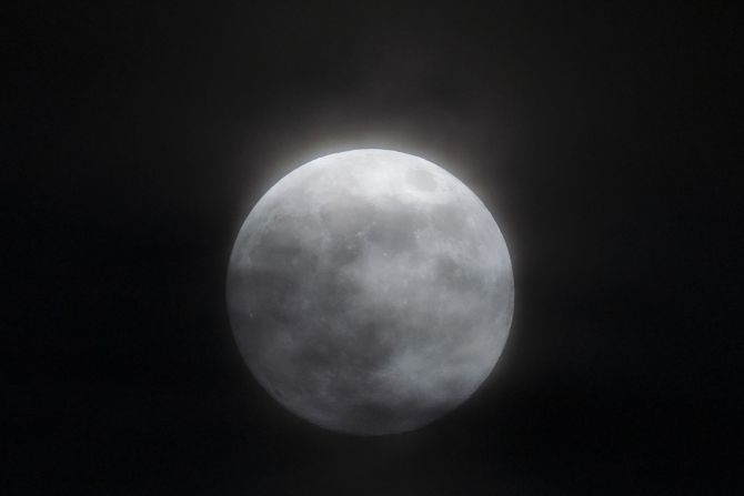 La luna se ve en el cielo sobre Varsovia, Polonia. Jaap Arriens / NurPhoto / Getty Images